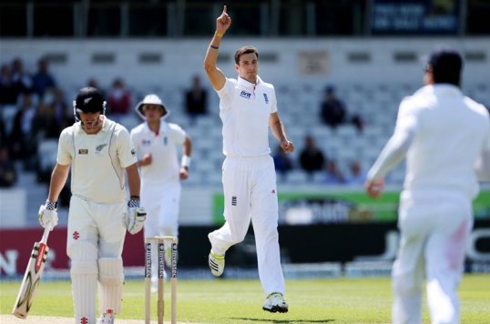 England overcame early frustration to end the morning session on top after Steven Finn claimed the wicket of Hamish Rutherford on 27 on the third Day at Headingley.