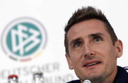 Miroslav Klose has been awarded a fair play award by the German FA after admitting a goal he scored was handball.