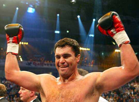 Former world heavyweight champion Corrie Sanders has been shot and killed in a robbery in Johannesburg, South Africa.