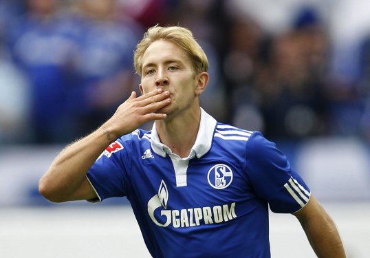 Tottenham Hotspur boss André Villas-Boas may choose to bring Lewis Holtby’s summer move forward to replace injury-stricken Sandro.