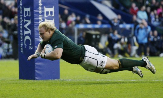 Scotland suffered an ugly loss as an Adriaan Strauss double propelled the Springbok to a 21-10 win despite a late surge from the Scotsmen.