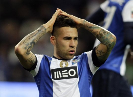 Monaco are hoping to hijack Chelsea's move for highly-regarded Porto defender Nicolas Otamendi, according to A Bola.