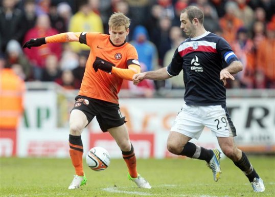 Ten-man SPL strugglers Dundee held derby rivals Dundee United to a 1-1 to keep their faint hope of top flight survival alive.