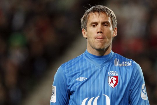Bastia have announced the signing of goalkeeper Mickael Landreau on a deal until the end of the season.