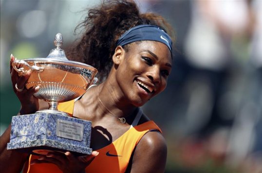 Serena Williams has beaten Victoria Azarenka 6-1 6-3 in Rome to win the Italian Open and extend her win streak to 24 matches.