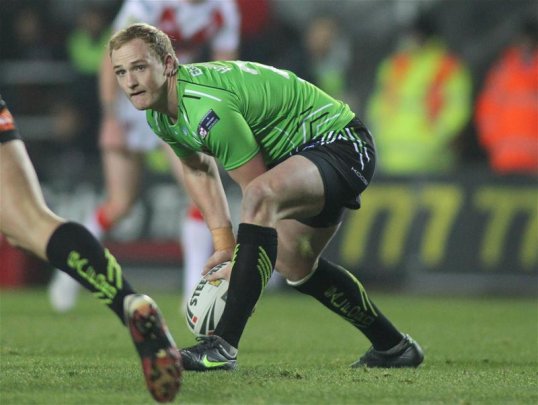 St Helens have signed Salford City Reds forward Stuart Howarth on loan until the end of the season.
