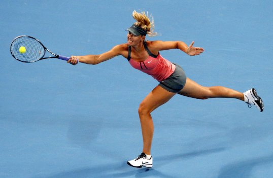 Maria Sharapova and Serena Williams both chalked up victories as the WTA Championships began in Istanbul.