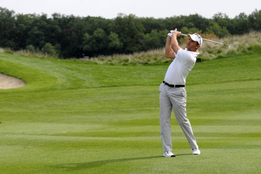 Former Chelsea striker Andriy Shevchenko missed the cut on his professional golf debut – as he finished his round 40 strokes off the lead.