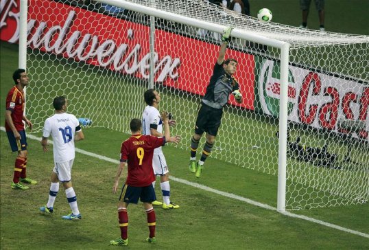 Spain have beaten Italy on penalties to reach the final of the Confederations Cup.