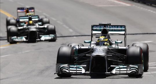 A red flag has been called after the Williams of Pastor Maldonado slams into a barrier.