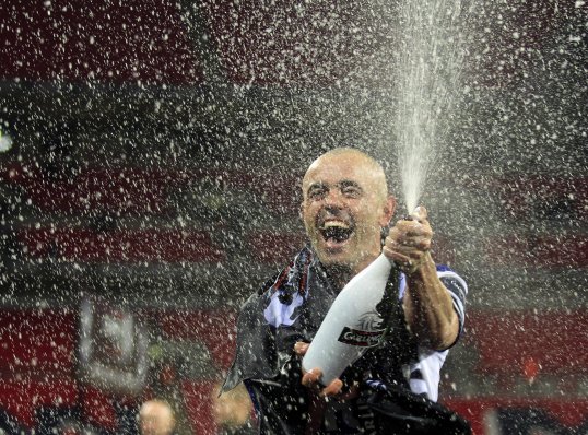 Birmingham City defender Stephen Carr has announced his retirement from football after a long battle with a knee injury.