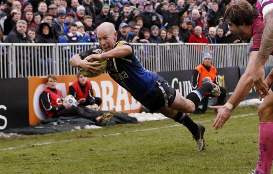 Ireland scrum-half Peter Stringer has agreed a permanent contract with Bath Rugby which keeps him at the Recreation Ground next season.