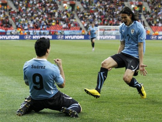 Napoli striker Edinson Cavani has revealed that his Uruguay team-mate Luis Suárez has been encouraging him to move to the Premier League.
