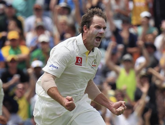 Sussex have signed Australia all-rounder John Hastings as their second overseas player for the 2013 Twenty20 competition.