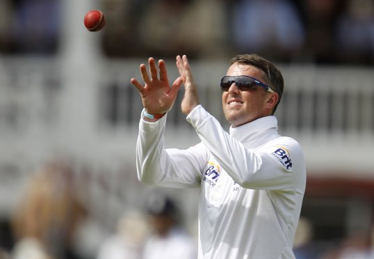 England bowler Graeme Swann has rejoined his team-mates in India after returning home to be with his ill daughter.