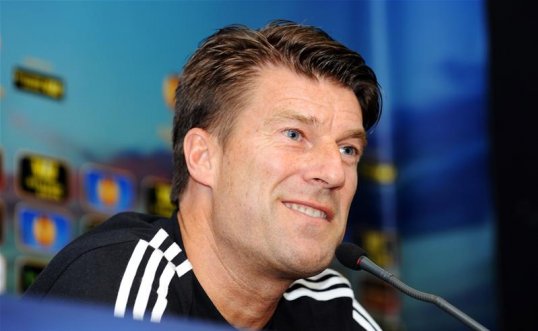 Benfica are still considering Swansea City boss Michael Laudrup as current incumbent Jorge Jesus walks a managerial tightrope.