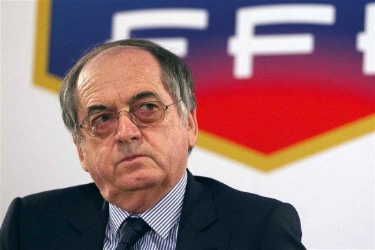 The French prime minister Jean-Marc Ayrault has announced that the incoming 75% tax rate for high incomes will apply to both footballers and football clubs after claims that they would be exempt.