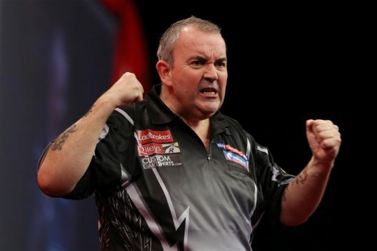 Phil Taylor destroyed Andy Hamilton to set up a semi-final clash with Raymond van Barneveld at the PDC World Championship.