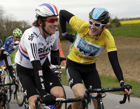 Team Sky cyclist Geraint Thomas is still in the lead in in the Tour Down Under, but Dutchman Tom-Jelte Slagter closed the gap with victory in stage three on Thursday.