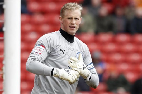 Hull City manager Steve Bruce is reportedly targeting Leicester City keeper Kasper Schmeichel as he prepares his side for life in the Premier League.