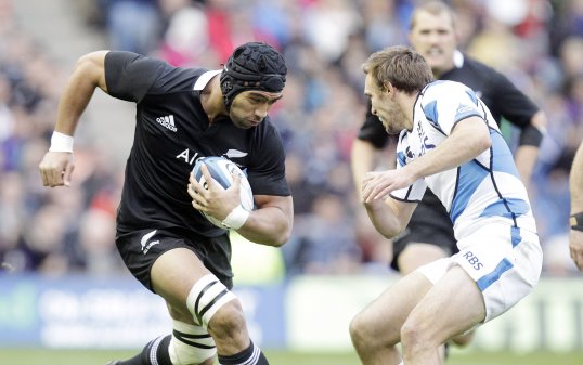  New Zealand grabbed a masterful four try to two lead over a resilient Scotland to take a 17 point lead at Murrayfield.