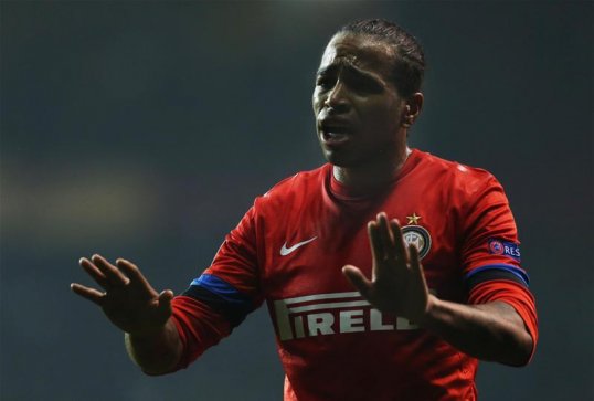 Tottenham Hotspur manager Andre Villas-Boas is reportedly close to agreeing a deal with Inter Milan for left-back Alvaro Pereira.