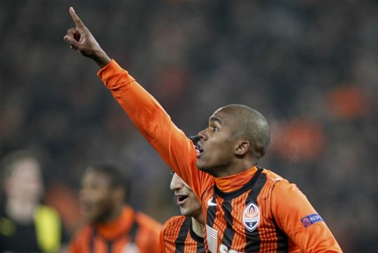 Tottenham Hotspur are weighing up a January move for impressive Shakhtar Donetsk winger Douglas Costa, SportsDirect News understands.