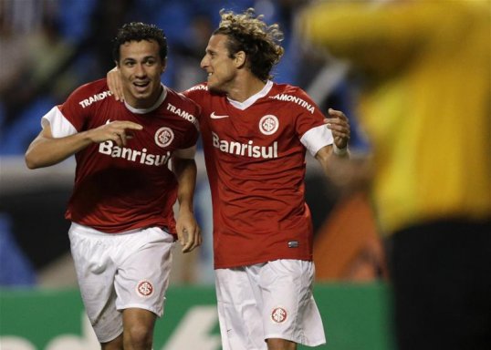 Internactional striker and Tottenham Hotspur target Leandro Damiao is reportedly set to remain in Brazil as he closes in on a move to Santos.