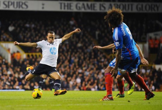 Tottenham Hotspur winger Andros Townsend has revealed he would like to emulate Manchester United legend Ryan Giggs.
