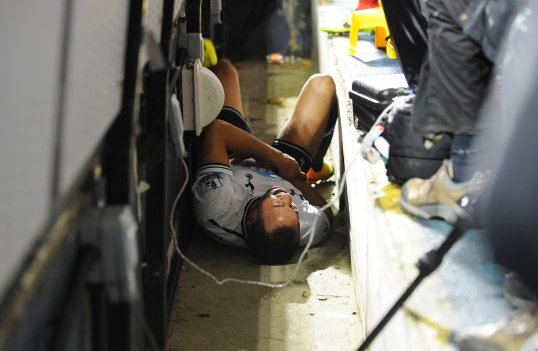 Andros Townsend wants to play for Tottenham Hotspur on Sunday, despite having broken bones in his hand.