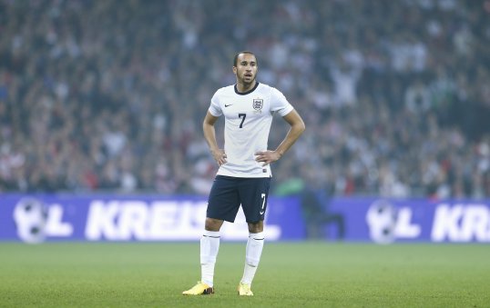 England winger Andros Townsend has signed a new four-year contract at Tottenham Hotspur.