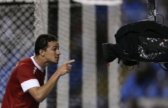 Internacional director of football Luis Cesar Souto de Moura has revealed the club have rejected a £15.4 million bid from Napoli for Leandro Damiao.