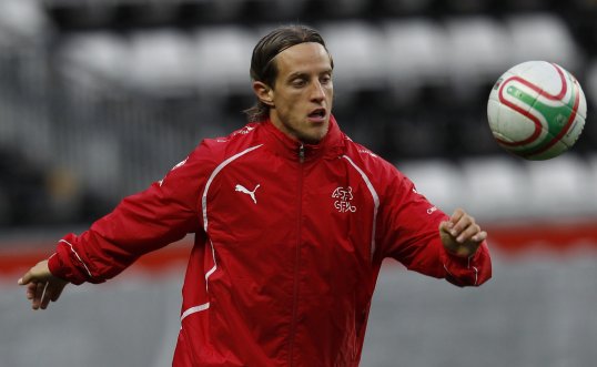 Juventus full-back Reto Ziegler has agreed to join Sassuolo on a season-long loan.