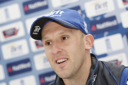 Spin-bowler James Tredwell has been called up to the England squad for the third Test against India In Kolkata.