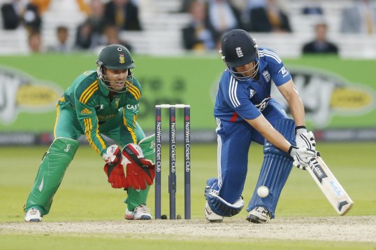 England and Warwickshire batsman Jonathan Trott has been ruled out of the remainder of the domestic season.