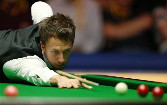 World no 2 Judd Trump staged a comeback in the first round of the Masters to defeat Barry Hawkins 6-5.