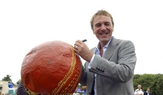 Former Test spinner Phil Tufnell has called for England selectors to stick with Nick Compton as Alastair Cook’s opening partner for the Ashes.
