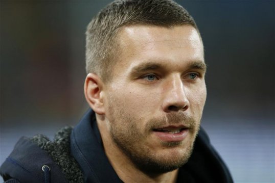 Arsenal forwards Lukas Podolski and Theo Walcott are expected to return from injury by the end of November, but fellow absentee Alex Oxlade-Chamberlain will not feature until December at the earliest.
