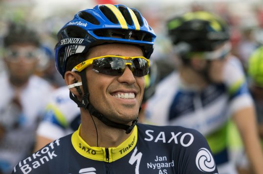 The International Cycling Union (UCI) has agreed a settlement with rider Alberto Contador over his positive doping test at the 2010 Tour de France.