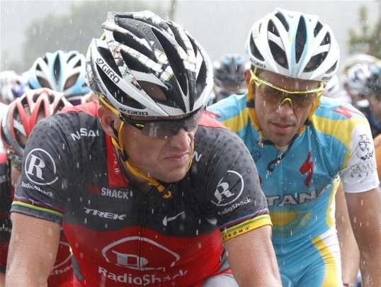 The International Cycling Union (UCI), cycling's governing body, has urged Lance Armstrong to testify before its independent commission on doping.