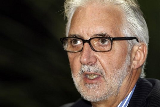 The head of the International Cycling Union Brian Cookson has contacted the World Anti-Doping Agency (Wada) in the hope of opening an independent investigation into his own organisation.