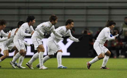 Japanese champions Sanfrecce Hiroshima took fifth place at the 2012 Fifa Club World Cup as they defeated South Korean club Ulsan Hyundai 3-2 in Toyota.