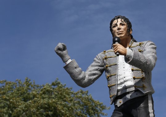 The controversial Michael Jackson statue which stood outside Fulham’s Craven Cottage stadium was removed on Wednesday morning.