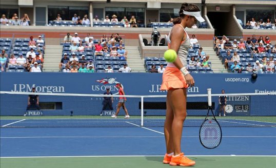 Laura Robson has been eliminated from the US Open after losing to Li Na in straight sets.