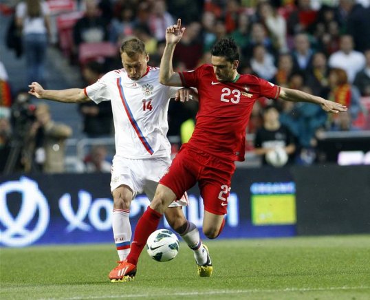 Valencia have signed former Tottenham Hotspur striker Helder Postiga as a replacement for departed Spain international forward Roberto Soldado.