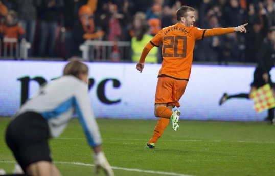 Netherlands midfielder Rafael van der Vaart is desperate to guide Hamburg into the Europa League next season - so he can cement his place in Louis van Gaal's World Cup squad.