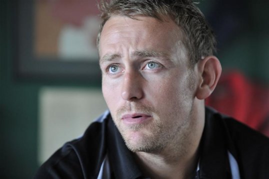 Sale Sharks have signed London Welsh lock Jonathan Mills for the start of next season.