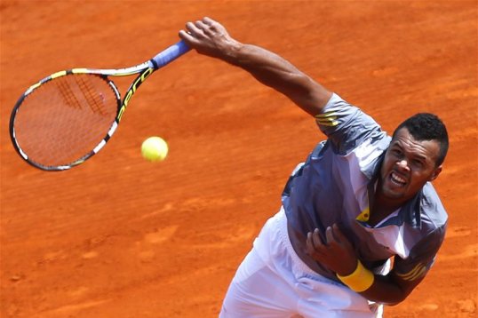 Jo-Wilfried Tsonga beat Nikolay Davydenko 7-6 (7-3), 6-2 on Tuesday to reach the third round of the Masters in Monte Carlo.