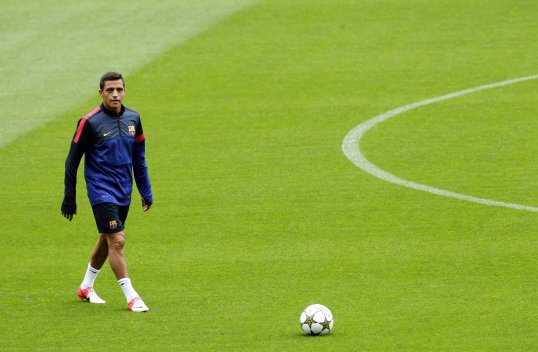 Arturo Vidal wants Barcelona winger Alexis Sánchez to join him at Juventus.