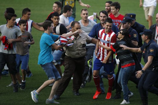 New Atletico Madrid signing David Villa was mobbed by excited fans at his official unveiling on Monday.